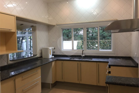 Casa à venda com 4 quartos, sendo 2 suítes, no condomínio Residencial Morumbi, São Paulo - SP