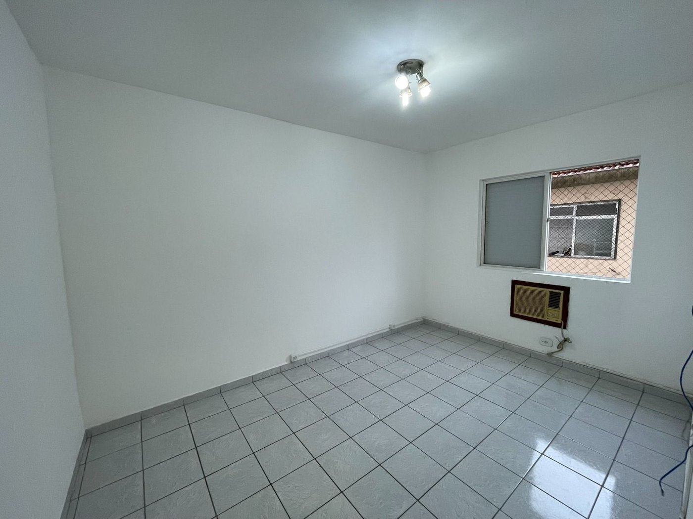Apartamento 2 dormitórios + dependência, 1 vaga demarcada, no Campo Grande, Santos