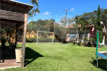 Residência térrea com 05 dormitorios, sendo 03 suítes, piscina e vagas para autos em Atibaia sp