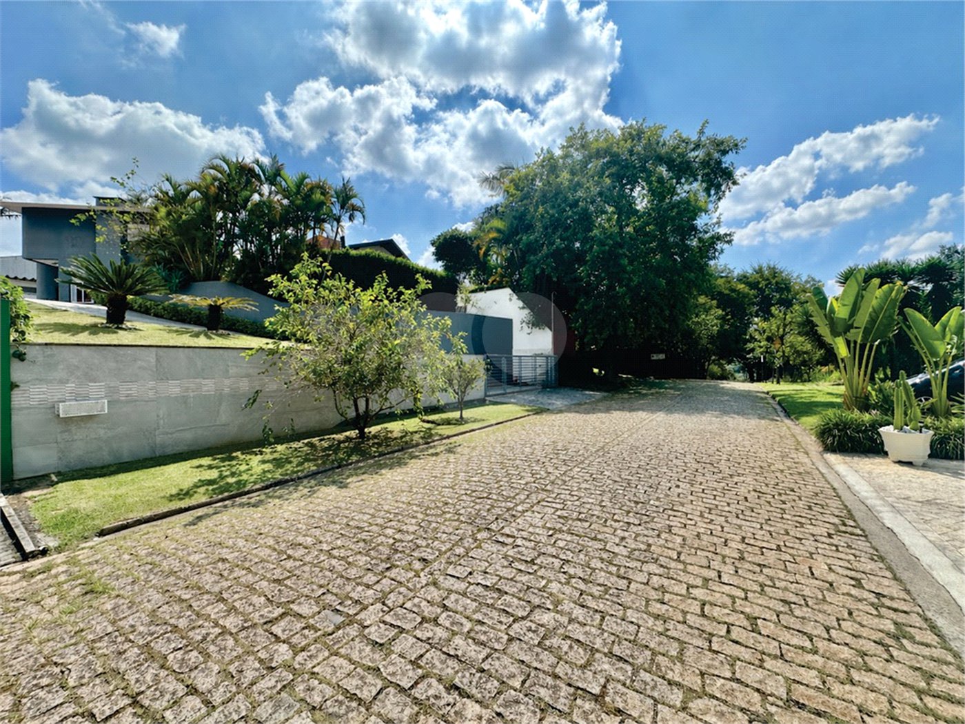 Casa à venda com 4 quartos, sendo 2 suítes,  no condomínio Granja Vianna II, Cotia - SP