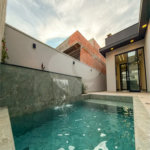 Indaiatuba - Condominio Sapezal - R$ 2.400.000,00 - Área Total 360,00 m² - Área Construída 213,32 m² - TÉRREA - 03 suítes sendo a master com closet; - Escritório; Lavabo; Cozinha com cooktop e planejados; Gourmet com churrasqueira; Ambientes preparados para ar condicionado; Piscina com cascata,