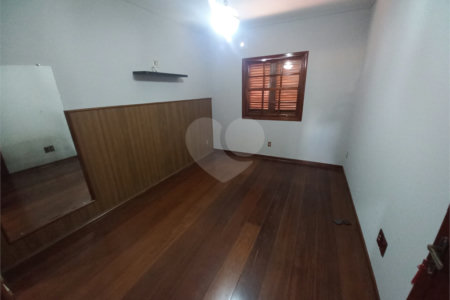 Sobrado com 4 dormitórios, sendo 1 suíte master.
