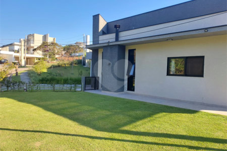 Casa à venda com 4 quartos, sendo 2 suítes,  no condomínio Figueira Garden, Atibaia - SP