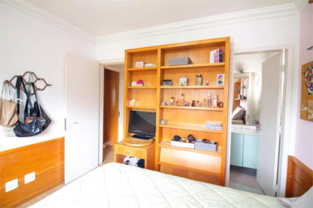 Casa à venda com 4 quartos, sendo 3 suítes, no condomínio Residencial Sans Souci, São Paulo - SP