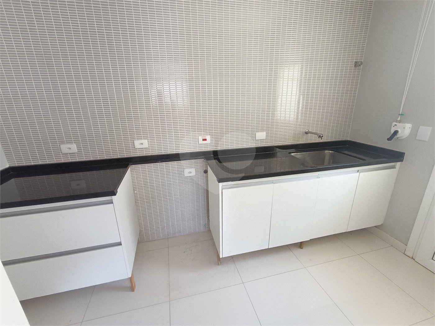 Casa à venda com 4 quartos, sendo 2 suítes, no condomínio Terras de Santa Adélia, Vargem Grande Paulista - SP