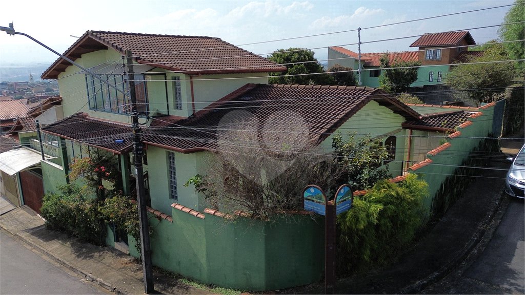 Casa à venda com 3 quartos, sendo 1 suíte, no Centro, Extrema, MG
