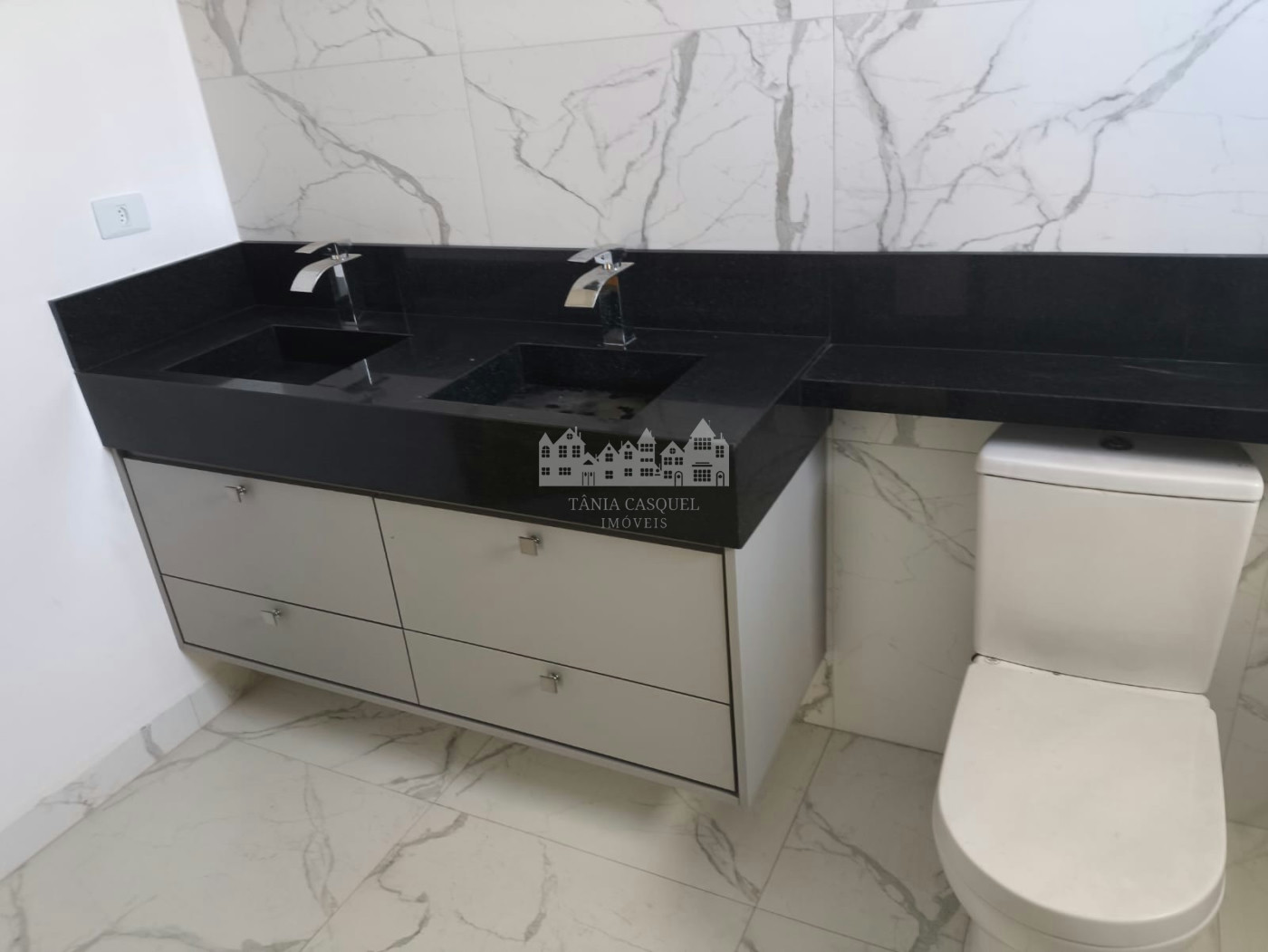 Casa à venda com 4 suítes no condomínio Shambala 2, Atibaia - SP