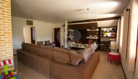 Casa à venda com 3 quartos, sendo 1 suíte,  em Reneville, Mairinque, SP