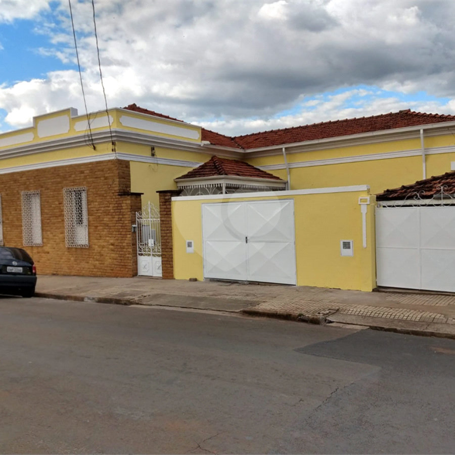 Terreno contendo 02 casas geminadas á venda.