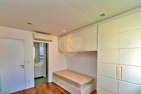 Apartamento à venda com 3 quartos, sendo 1 suíte, em Vila Olímpia, São Paulo, SP