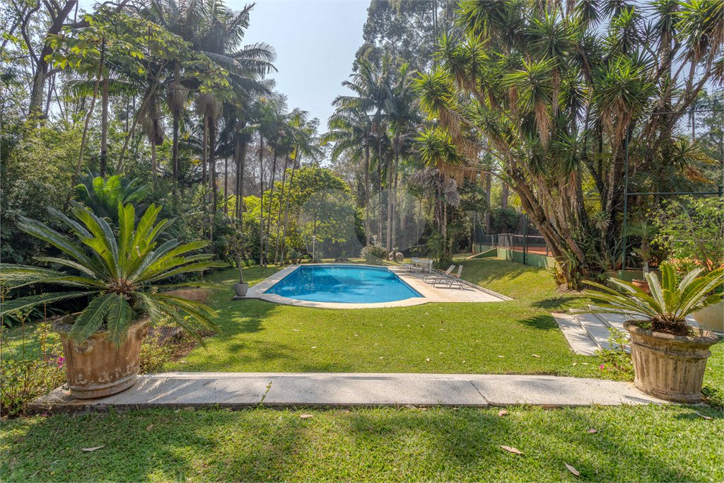 Casa à venda com 6 quartos, sendo 2 suítes, no condomínio Chácara Flora, São Paulo - SP