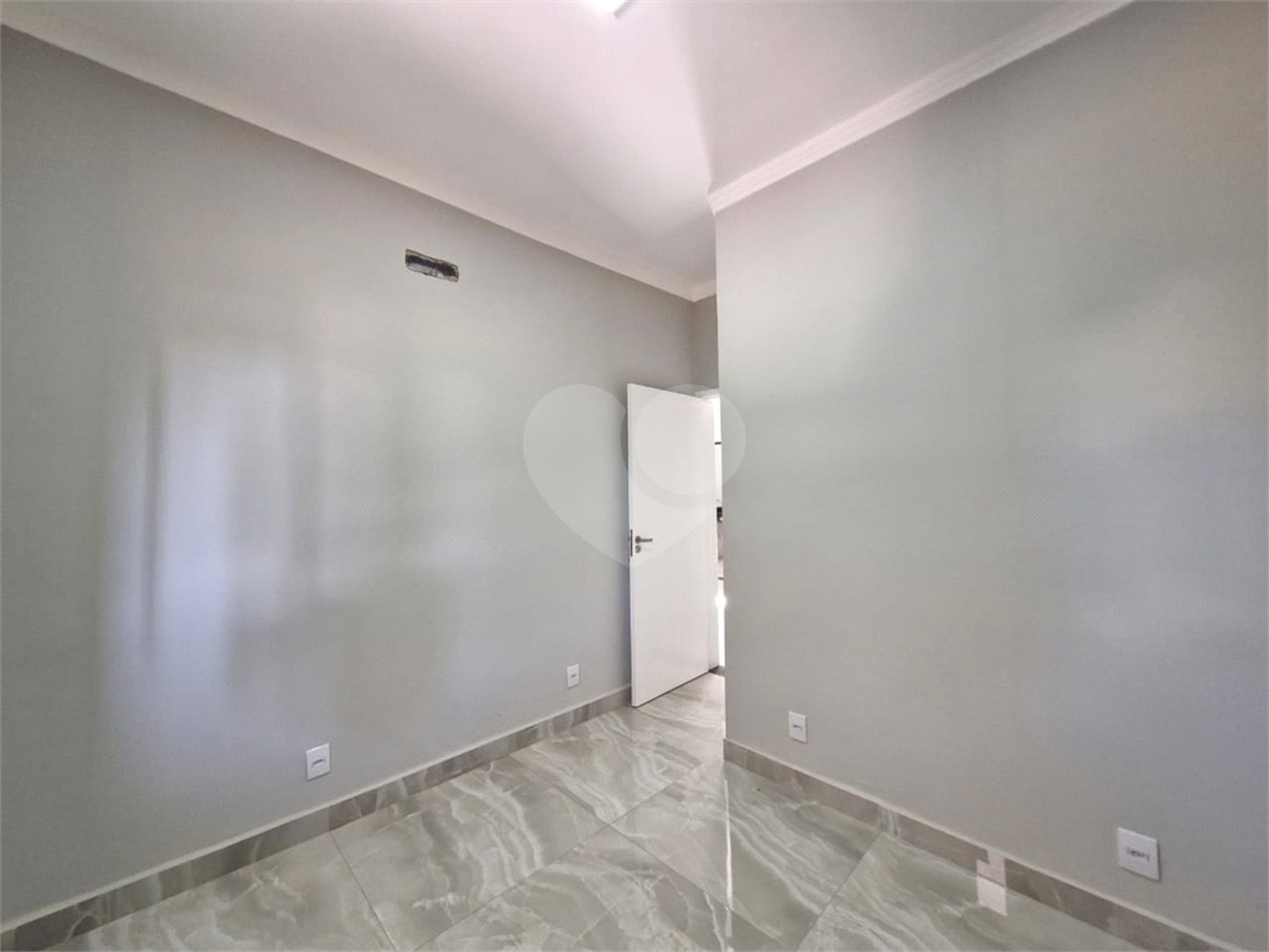 Casa à venda com 2 quartos, sendo 1 suíte, no condomínio Residencial Jardim, Sorocaba - SP