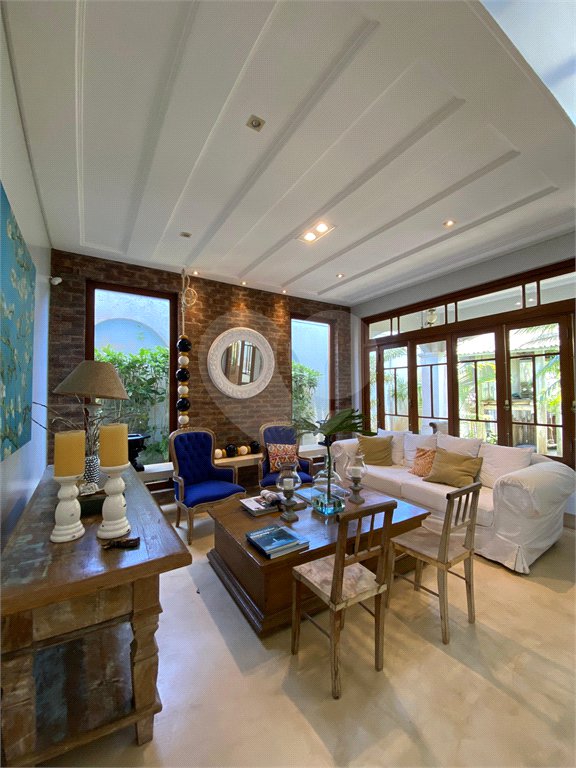 Casa à venda com 4 quartos, sendo 3 suítes, em Campinho, Porto Seguro, BA