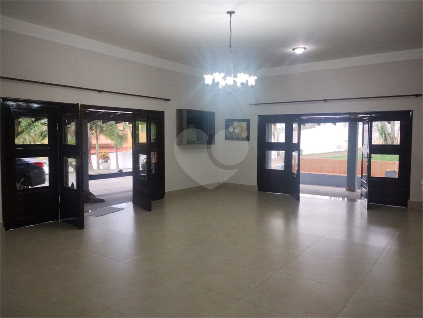 Casa à venda com 5 quartos, sendo 4 suítes, no condomínio Chácaras Flórida, Itu - SP