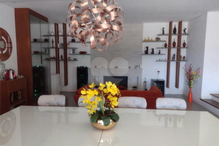 Casa à venda com 5 quartos, sendo 4 suítes, no condomínio Clube Florada Suzano, Suzano - SP