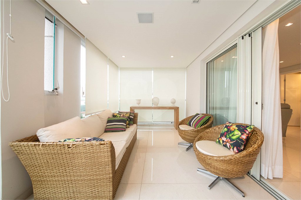 Apartamento à venda com 3 quartos, sendo 2 suítes, em Vila Mariana, São Paulo, SP