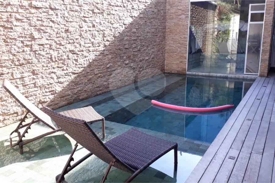 Casa à venda com 4 quartos, sendo 3 suítes, no condomínio Residencial Vila Esmeralda, São Sebastião - SP