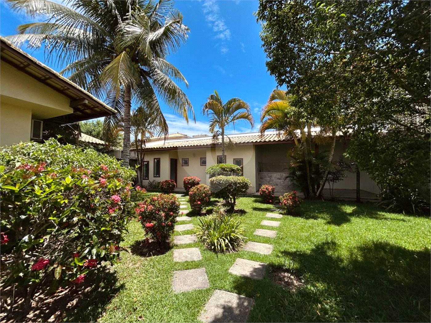 Casa à venda com 1 quarto, sendo 3 suítes,  em Outerio da Glória, Porto Seguro, BA