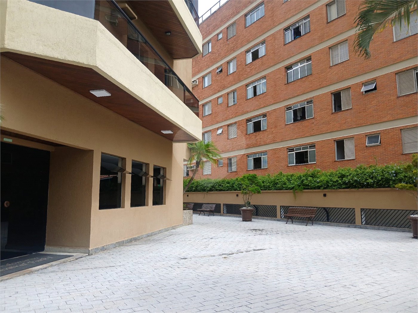 Apartamento à venda com 3 quartos, sendo 1 suíte,  em Enseada, Guarujá, SP