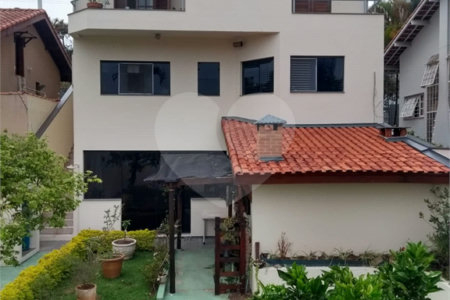 Sobrado à venda com 3 quartos, sendo 1 suíte,  em Vila Oliveira, Mogi das Cruzes, SP