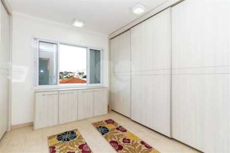 Casa Sobrado à venda com 342 m², 3 dormitórios, sendo 2 suítes, 4 vagas na Vila Mariana - São Paulo.