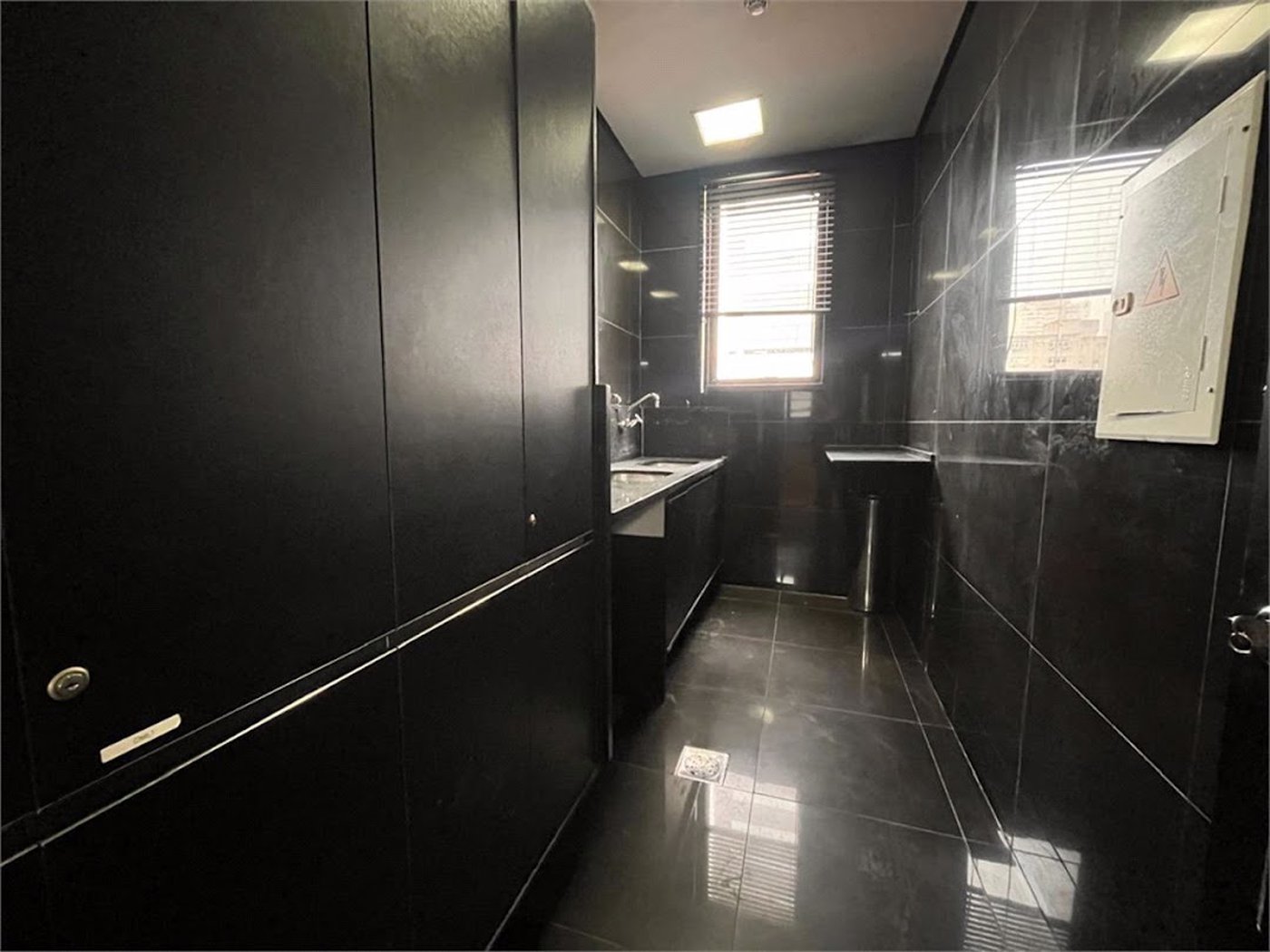 Prédio Corporativo em Santos | 4 Pavimentos | Galpão com Pé-Direito Duplo | Estrutura para +200 Pessoas | Compra Ou Locação