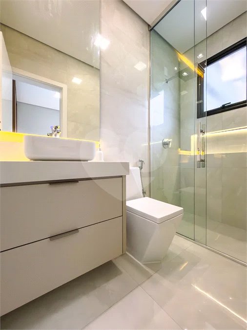 Casa Térrea – Condomínio Maria Cândida - 300 m² de terreno - 212 m² de área construída - 4 vagas de garagem, sendo 2 cobertas - Sala de jantar e estar integradas, com pé-direito duplo e cortina - 3 suítes com ar-condicionado, sendo 1 master com closet – planejado – Roupeiro – Escritório - Cozinha