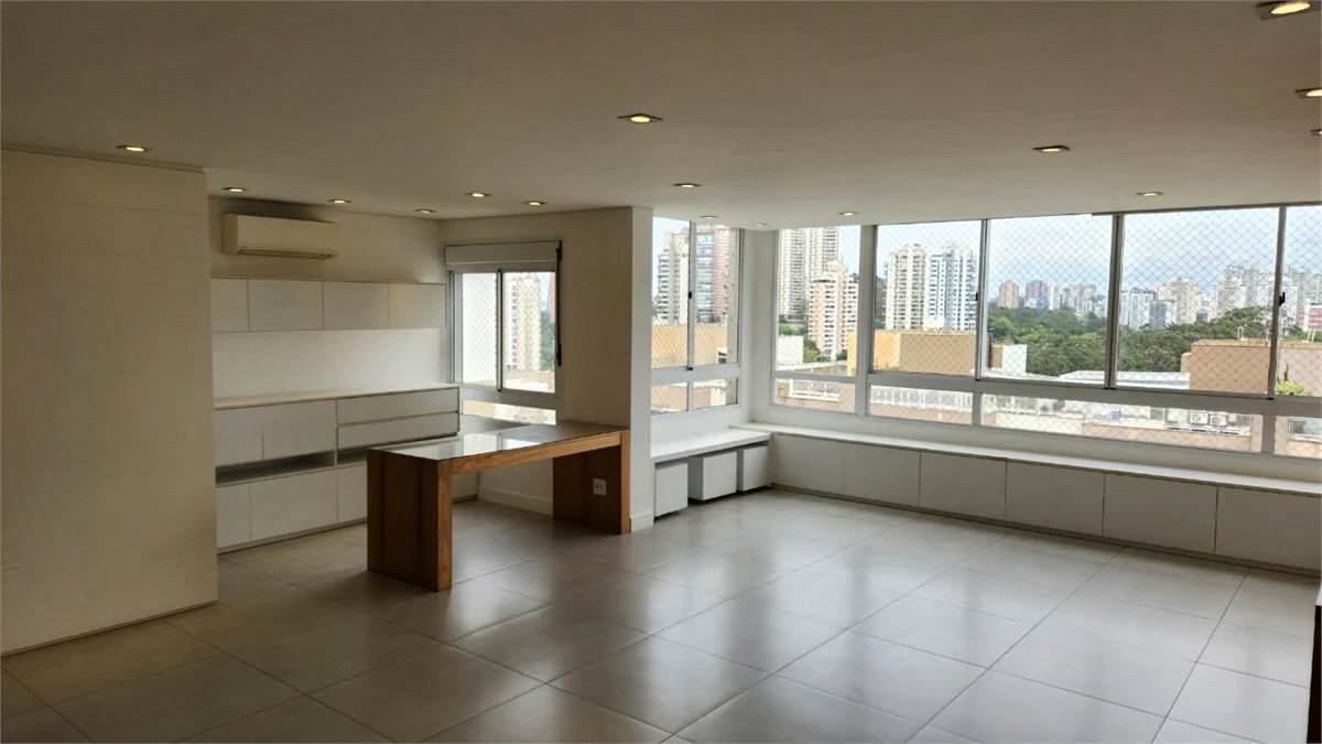 Apartamento à venda com 3 quartos, sendo 2 suítes, em Paraíso do Morumbi, São Paulo, SP