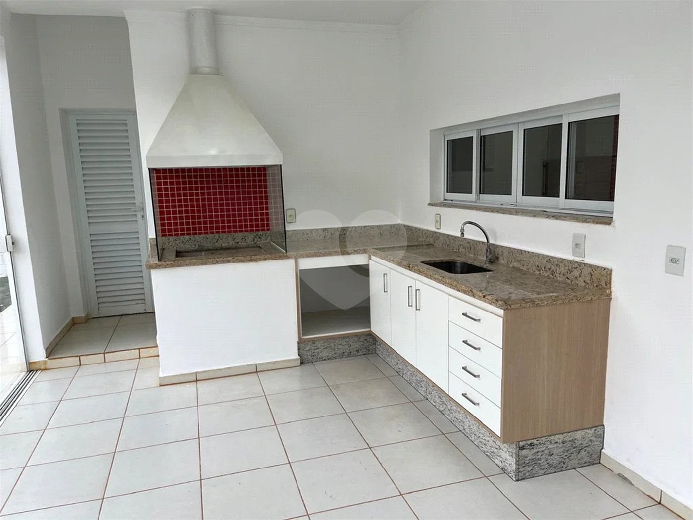 Casa para alugar com 3 suítes no condomínio Figueira Garden, Atibaia - SP