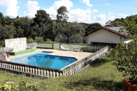 Chácara à venda com 8 quartos, sendo 3 suítes, no Centro, Toledo, MG