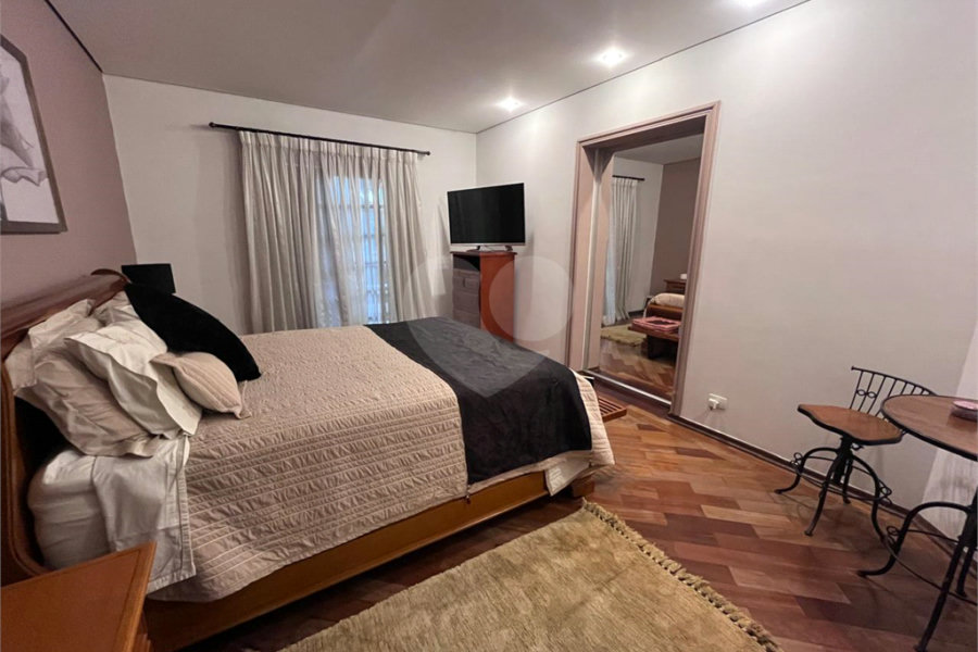 Casa à venda com 4 quartos, sendo 2 suítes, no condomínio Jornalista Américo Ariza, São Paulo - SP