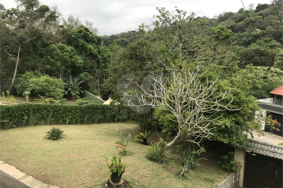 Sobrado à venda com 3 suítes em Serra da Cantareira, Mairiporã, SP