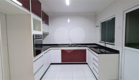Casa à venda com 3 quartos, sendo 1 suíte, no condomínio Alvorada Parque Vitória, São Paulo - SP