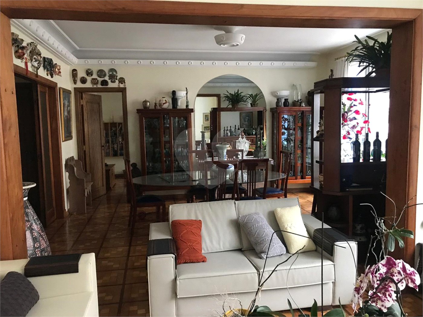Apartamento de 345m2, 1 por andar.4 dormitórios (sendo 1 suite e 1 closet).