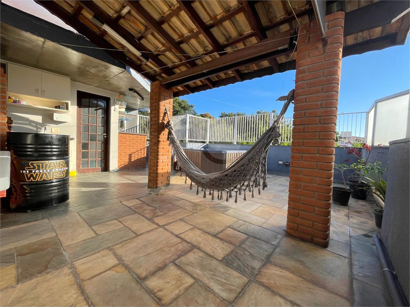 Casa à venda com 3 quartos, sendo 1 suíte, no condomínio Residencial Via Veneto, São Paulo - SP