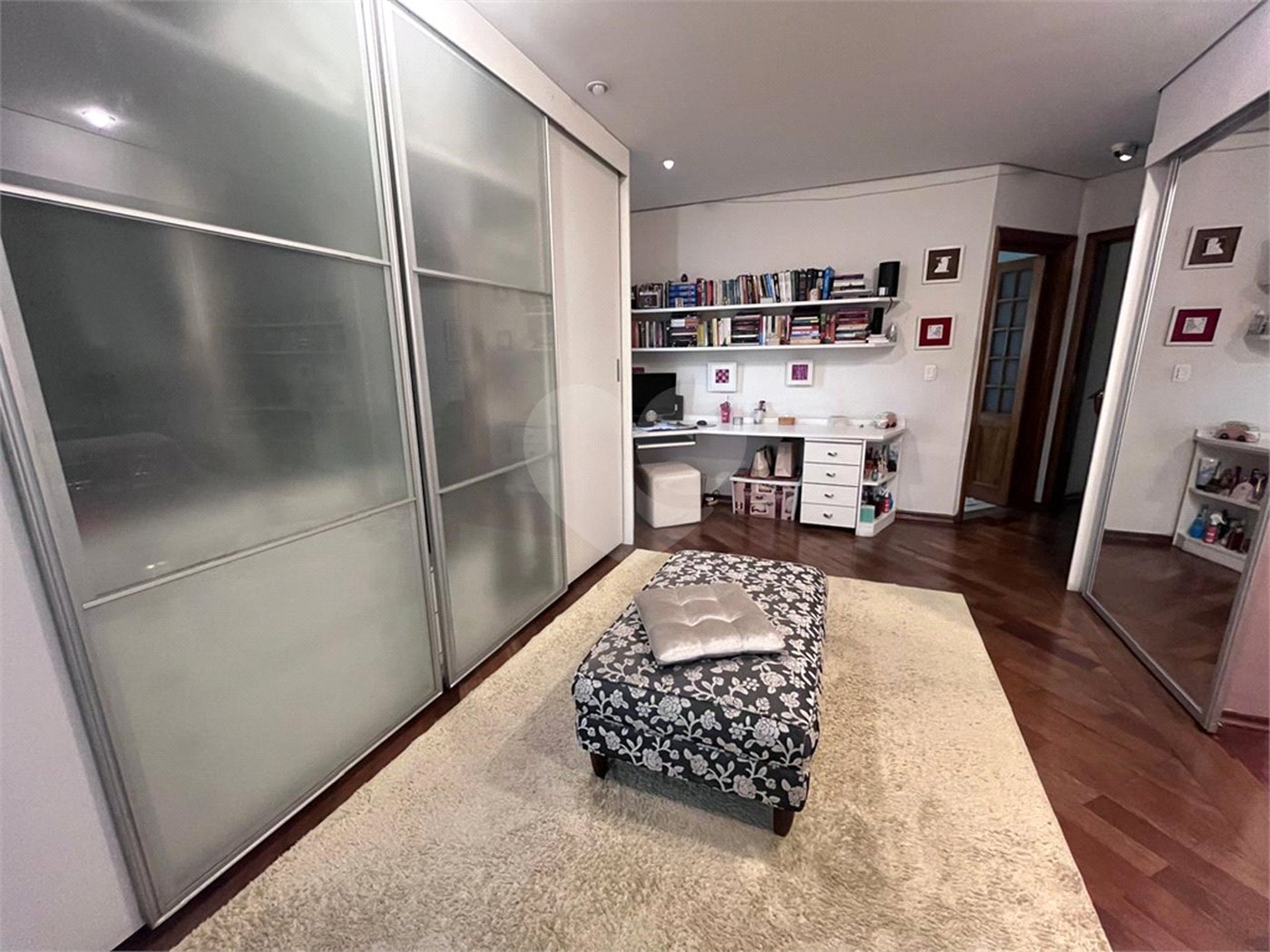 Casa à venda com 4 quartos, sendo 2 suítes, no condomínio Jornalista Américo Ariza, São Paulo - SP