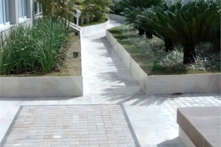 Apartamento no Cambuci, de 46m2 com 1 dormitório, cozinha com armários, sala com varanda e 1 vaga