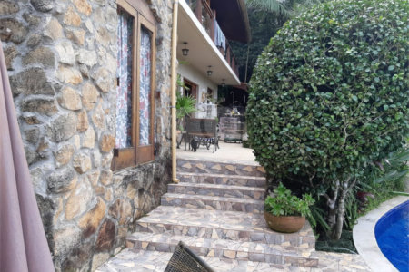 Casa à venda com 4 quartos, sendo 1 suíte, no condomínio Clube da Montanha, Atibaia - SP