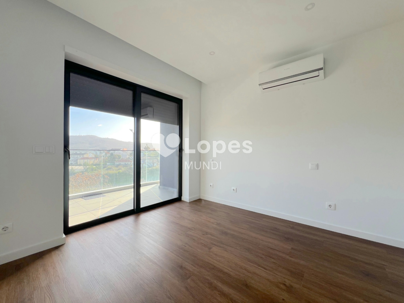 Apartamento T2 à venda em Águas Santas, Maia, Portugal – Varanda e garagem