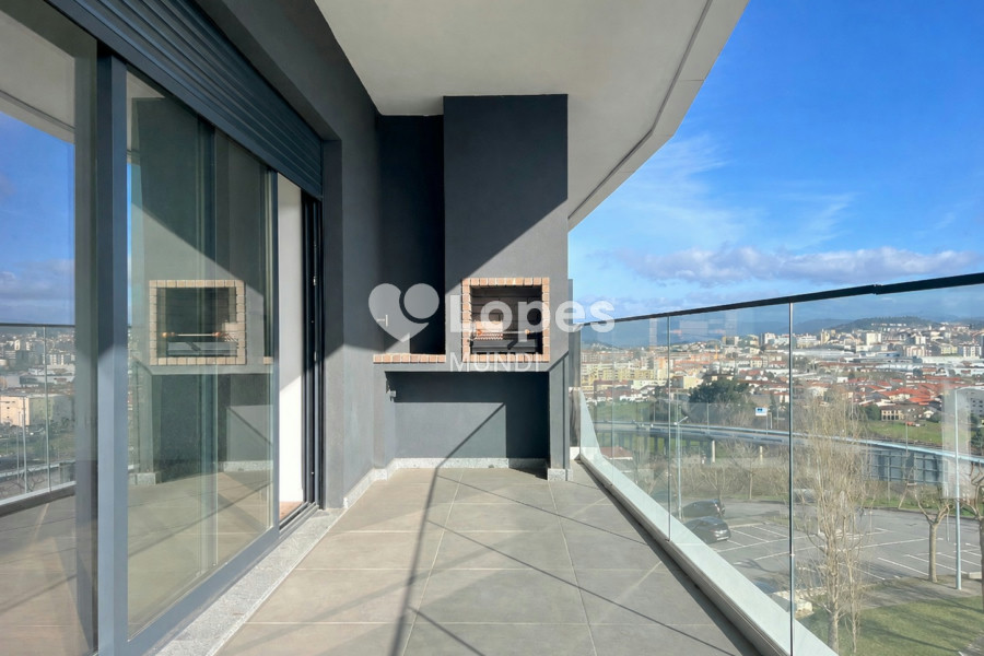 Apartamento T3 à venda em Águas Santas, Maia, Portugal – Varanda e garagem