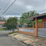 Casa para alugar com 3 quartos, sendo 1 suíte, no condomínio Santa Mônica, Atibaia - SP