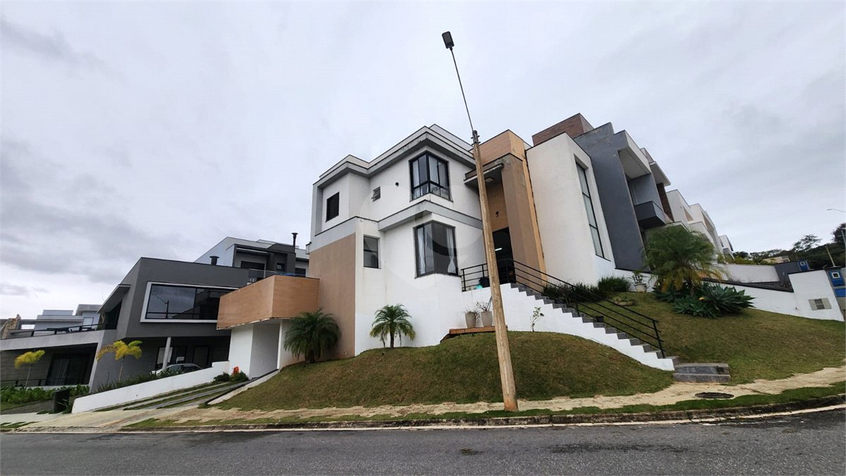 Casa à venda com 4 quartos, sendo 1 suíte, no condomínio Sun Lake, Sorocaba - SP