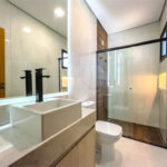 Indaiatuba - Condomínio Milano - Sobrado - 350 m² de terreno - 240 m² de área construída - 4 vagas de garagem, sendo 2 cobertas - Salas de estar e jantar integradas - 3 suítes com closet e varanda no pavimento superior - Escritório no térreo - Espaço gourmet com churrasqueira - Banheiro externo