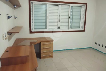 Sobrado à venda com 4 quartos, sendo 3 suítes, em Altos do Jaraguá, Araraquara, SP