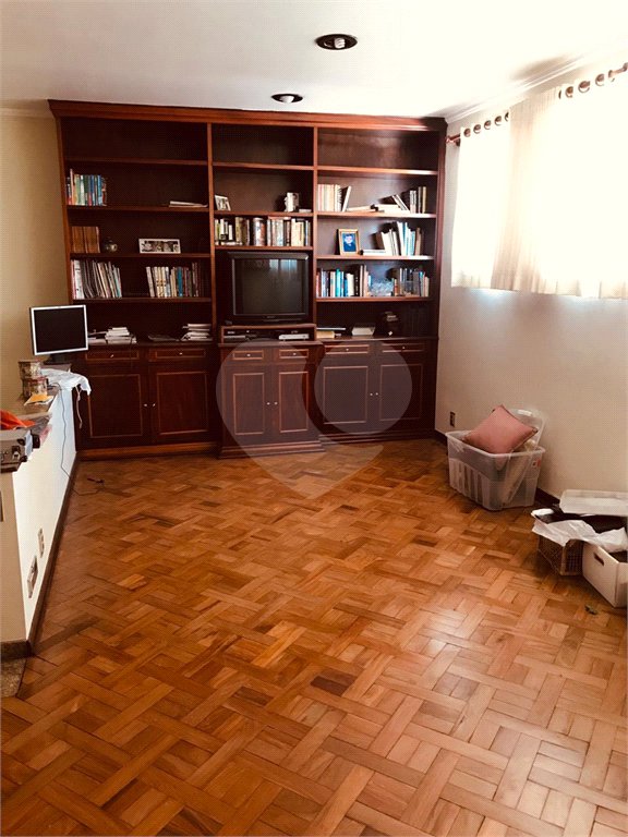 Casa à venda com 4 quartos, sendo 2 suítes, em Jardim das Vertentes, São Paulo, SP