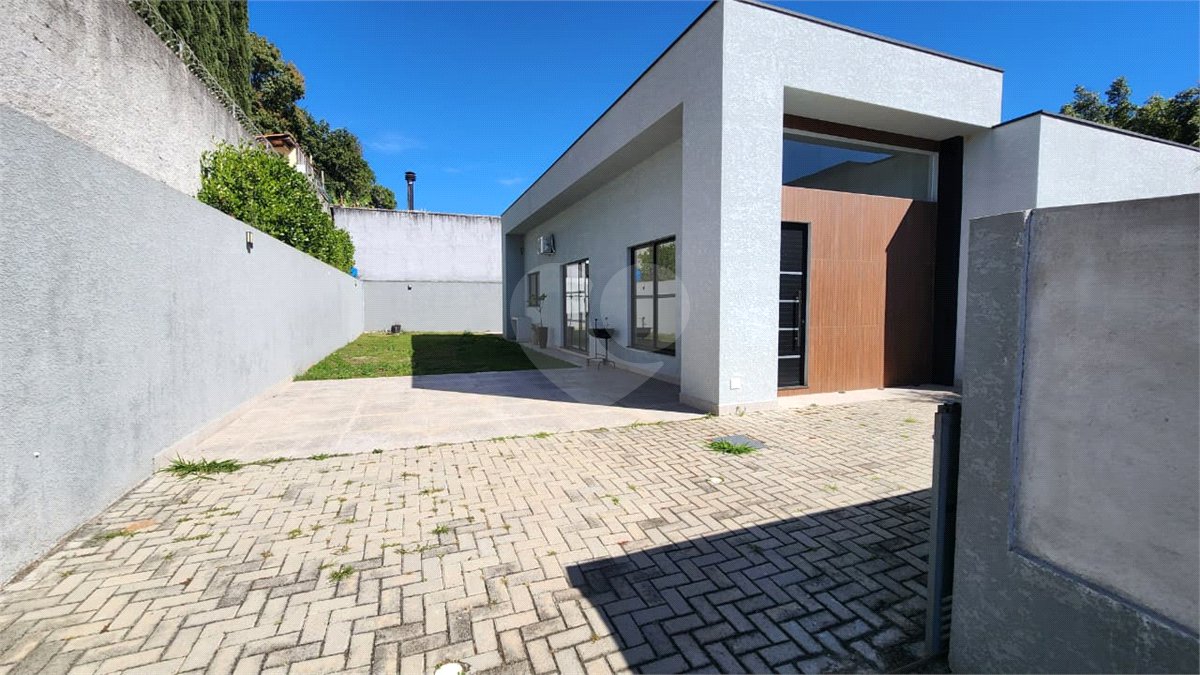 Casa para alugar com 3 quartos, sendo 1 suíte, no condomínio Chácaras Brasil, Atibaia - SP