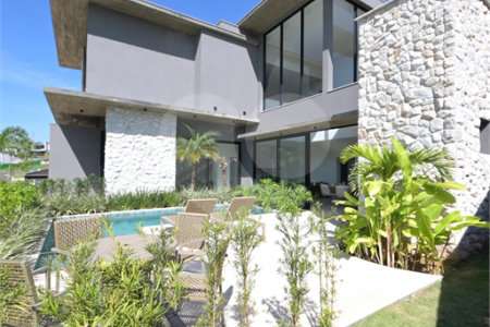Casa à venda com 4 suítes no condomínio Villa dos Pinheiros, Indaiatuba - SP
