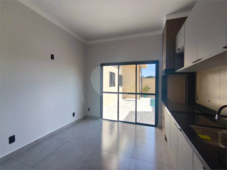 Casa à venda com 3 quartos, sendo 2 suítes, no condomínio Tivolli, Itapetininga - SP