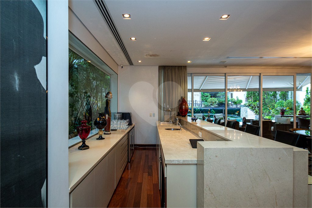Casa à venda com 5 suítes em Jardim Cordeiro, São Paulo, SP