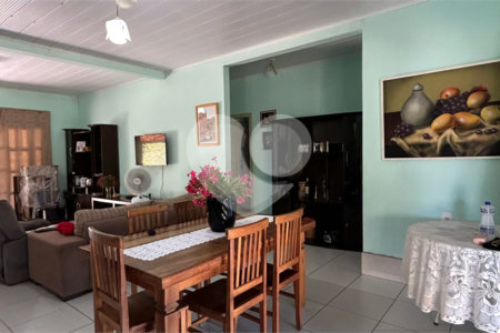 Casa à venda com 3 quartos, sendo 1 suíte, no Centro, Santa Cruz Cabrália, BA